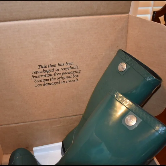 UGG Shaye Boot - Picture 7 of 8